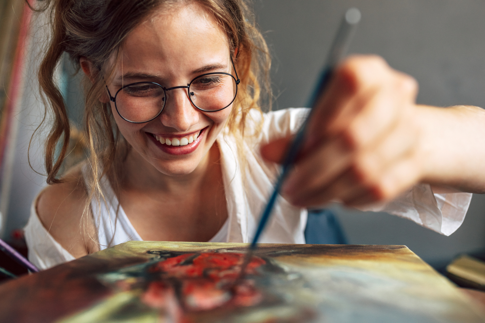 mujer pintando tela