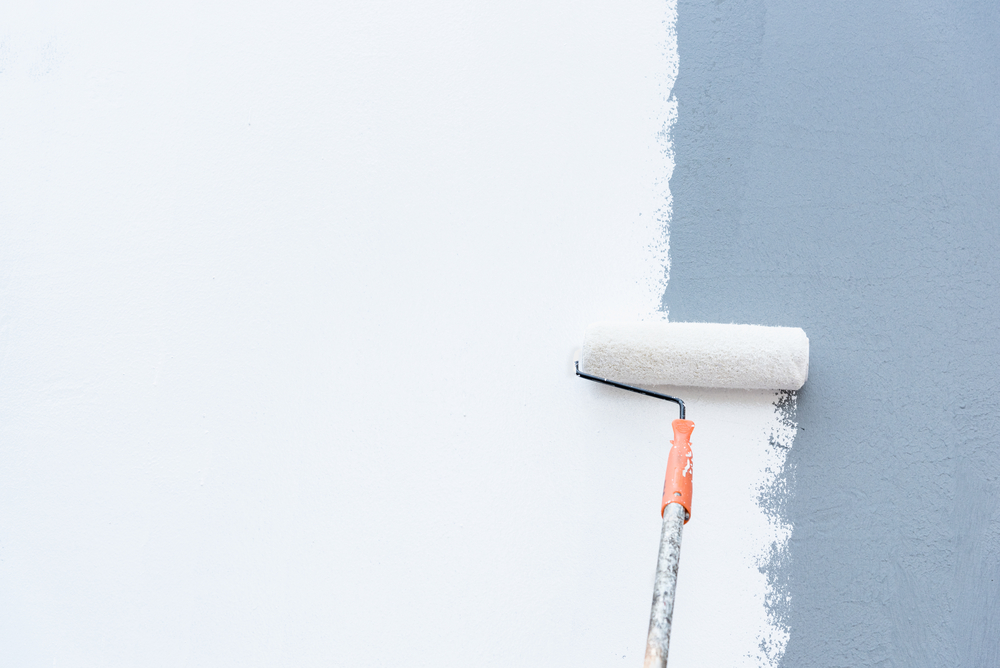Cómo pintar una pared oscura de blanco