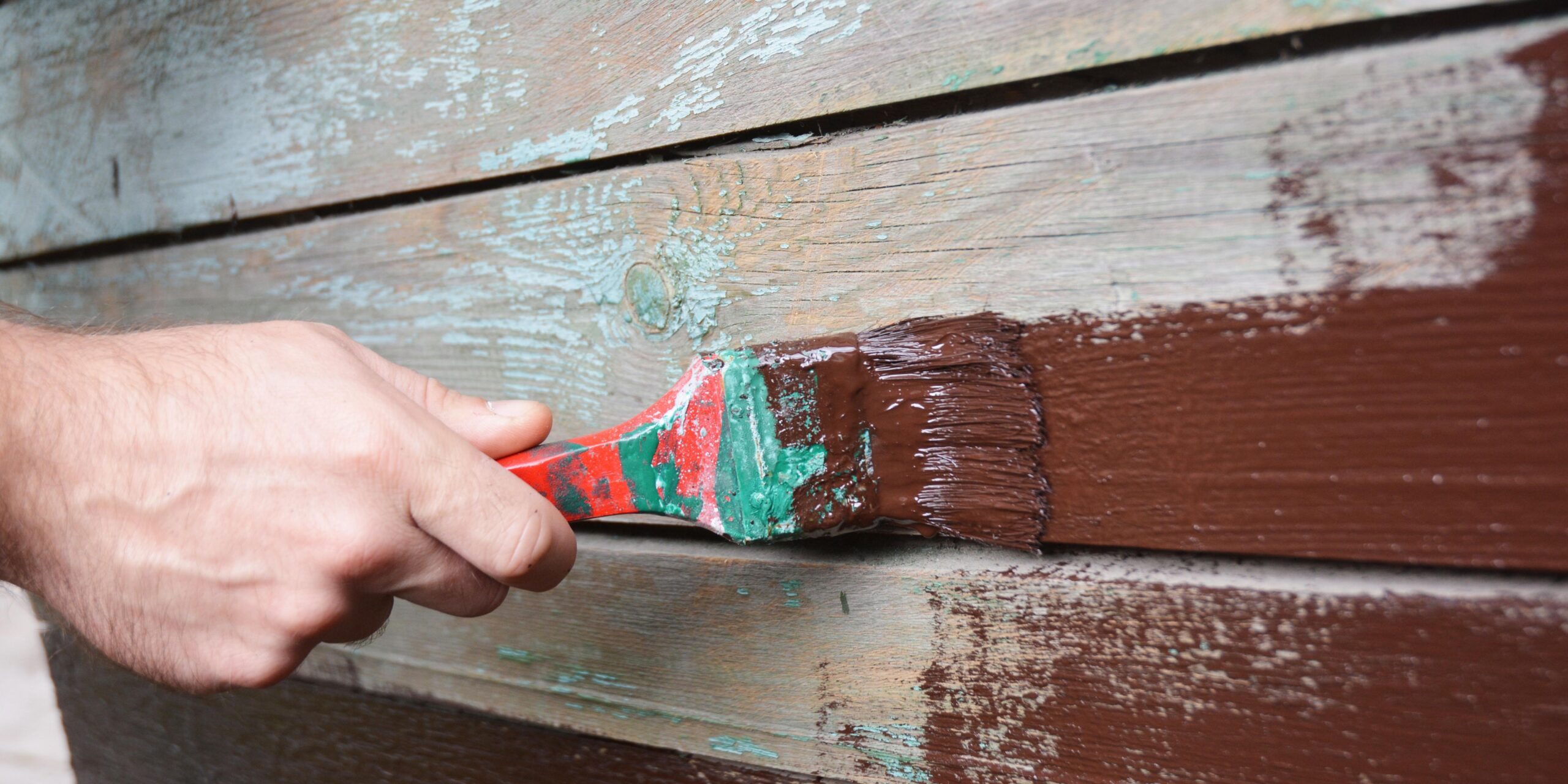 Cómo pintar una pared de madera barnizada